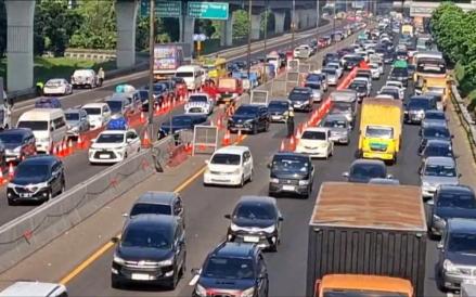 Cerita Pemudik Asal Depok Terjebak Macet Panjang di Jalan Tol Japek saat Menuju Bandung