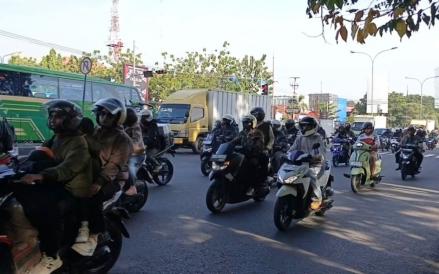 Jelang Lebaran, Jalur Pantura Cirebon Dipadati Pemudik Motor