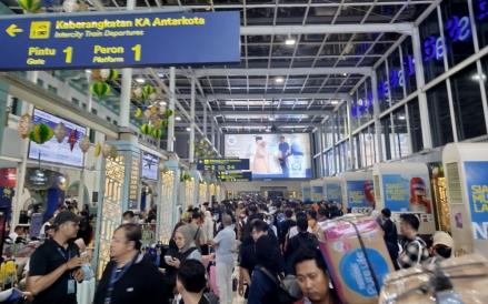 Ketepatan Waktu Jadi Alasan Pemudik Pilih Kereta Api untuk Mudik ke Kampung Halaman (Andri Bagus/IMG)
