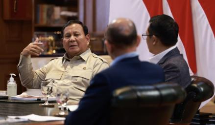 Prabowo Soroti Mobil Dinas Kepala Daerah Rp8 Miliar (FOTO:Dok BPMI Setpres)