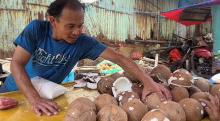 Kelapa hingga Daging Sapi Tetap Laris Meski Harganya Melonjak Jelang Lebaran. Foto: iNews Media Group.