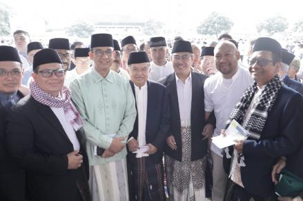 Momen Jusuf Kalla, Anies Baswedan, dan Mahfud MD Salat Id Bersama di Masjid Al-Azhar. (Foto: MNC Media)