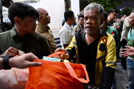Prabowo Malam Takbiran di Medan, Bagikan Ribuan Paket Sembako untuk Warga. (Foto: Dok. BPMI)
