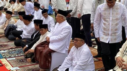 Pramono-Rano Salat Idulfitri di Balai Kota Jakarta, Ma’ruf Amin Jadi Khatibnya. (Foto: Ari Sandita/iNews Media Group)