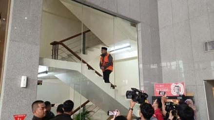 Sempat Jadi Tahanan Rumah saat Lebaran, Gus Yaqut Bersyukur Bisa Sungkem ke Ibu. (Foto: MNC Media)