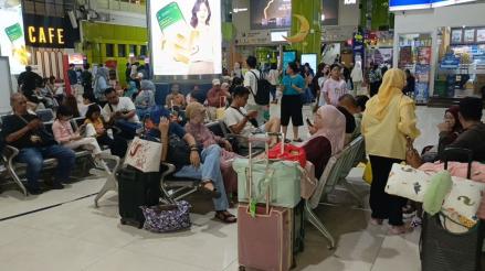Puncak Arus Balik, Penumpang Masih Padati Stasiun Gambir di Malam Hari. (Foto: Nur Khabibi/iNews Media Group)
