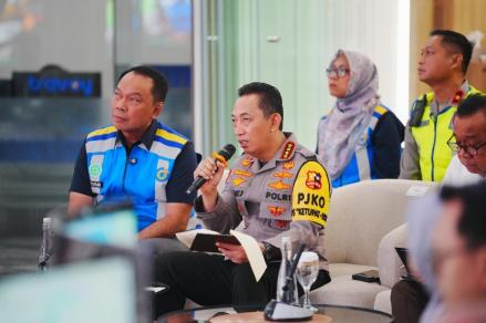 Kapolri Tinjau Jasa Marga Command Center, Pastikan Arus Balik Lancar dan Aman. (Foto: iNews Media Group)