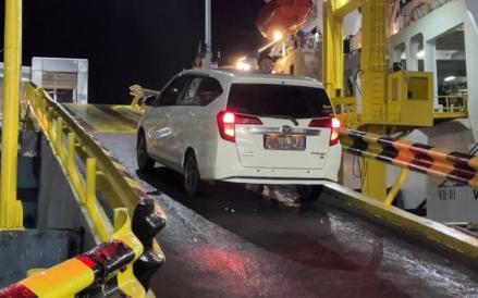 Jalan Licin, Kendaraan Tak Kuat Menanjak saat Masuk Kapal di Pelabuhan Bakauheni