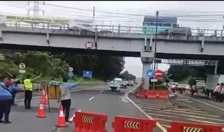 Volume Kendaraan Meningkat, One Way Lokal di Tol Semarang Seksi A,B,C Kembali Berlaku. (Foto: iNews Media Group)