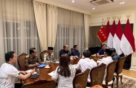 Usai Blusukan, Prabowo Perintahkan Pembangunan Hunian Layak untuk Warga Pinggiran Rel. (Foto: Setkab)