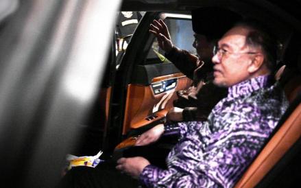 Momen Presiden Prabowo dan Anwar Ibrahim Semobil saat Antarkan ke Bandara