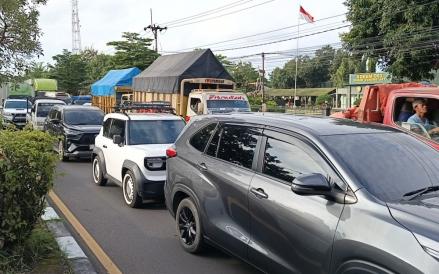 Ada Pembatasan Masuk Tol dan One Way, Antrean Truk dan Bus Mengular di Pantura Cirebon (Mei Sada/iNews Media Group)