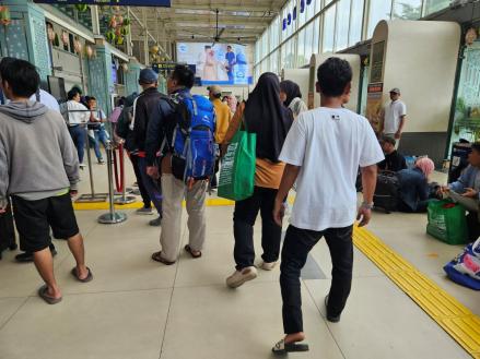 Jumlah Penumpang Kereta Naik, Gelombang Kedua Arus Balik Diproyeksi Akhir Pekan Ini. (Foto: iNews Media Group)