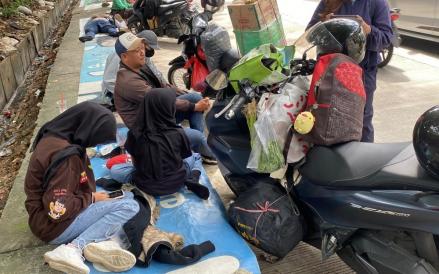 Cerita Pemudik Motor Pulang ke Banten, Pilih Bermalam di Pinggir Jalan agar Sang Anak Tak Kelelahan