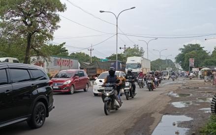 Arus Balik di Pantura Cirebon, Arah Jakarta Ramai Pemudik Motor (Mei Sada/iNews Media Group)