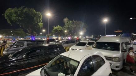 Kendaraan Mulai Ramai di Pelabuhan Bakauheni saat Malam Puncak Arus Balik Lebaran (FOTO:Dok Niko)