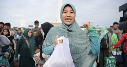 Ibu Ini Unboxing Paket Sembako dan Baju Gamis di Pasar Murah Pemerintah (FOTO:Dok Ist)