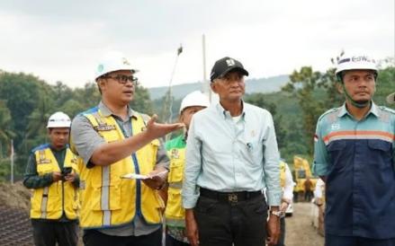 Kementerian Pekerjaan Umum (PU) membangun hunian sementara untuk memfasilitasi 456 kepala keluarga korban bencana di Tegal, Jawa Tengah. (Foto: Dok. PU)