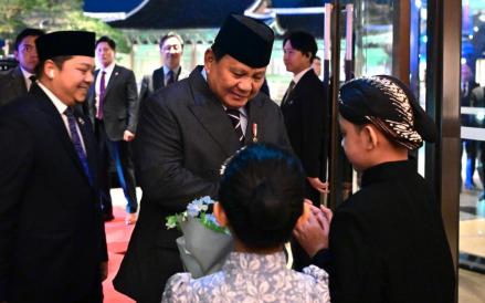 Cerita Anak Indonesia Berblangkon Sambut Prabowo di Seoul: Deg-degan tapi Bangga