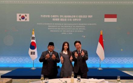 Ketika Prabowo Bertemu Carmen Hearts2Hearts, Kompak Beri Simbol Jari Hati Bareng Presiden Korsel