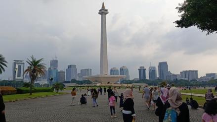 Libur Paskah, Kawasan Monas Ramai Dikunjungi Ribuan Warga. (Foto Nur Khabibi/IMG)