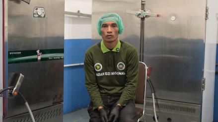 Kisah Inspiratif Susanto, Difabel yang Tetap Mencari Nafkah di Dapur MBG. (Foto: Badan Komunikasi Pemerintah)