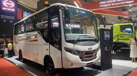 Hino Indonesia Luncurkan Produk Baru di GIICOMVEC 2026, Bus Penggerak Empat Roda. (Foto: MNC Media)