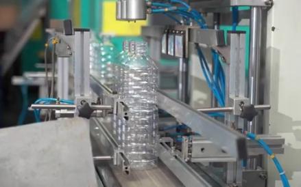 PT Asia Pramulia Tbk (ASPR) mengubah strategi pengadaan bahan baku bijih plastik dengan meningkatkan porsi impor. (Foto: Ist)