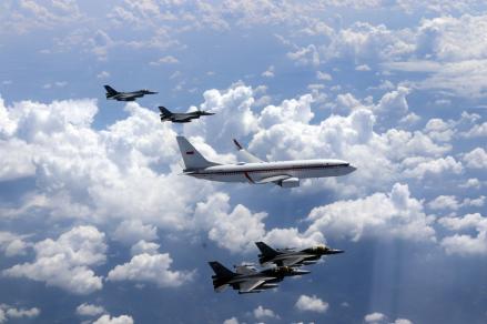 HUT ke-80 TNI AU, Pesawat Kepresidenan Dikawal Empat Jet Tempur F-16 dan Dua KAI T-50. (Foto Istimewa)