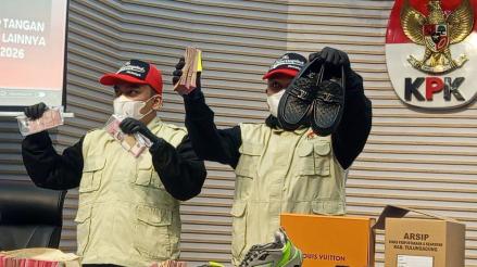 KPK Ungkap Aliran Uang Pemerasan Bupati Tulungagung: Untuk Beli Sepatu LV hingga Jamuan Makan. (Foto: iNews Media Group)