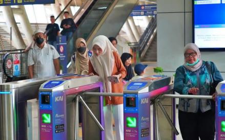 LRT Jabodebek melaporkan penurunan pengguna sebesar 10 persen imbas kebijakan Work From Home (WFH) bagi ASN. (Foto: Ist)