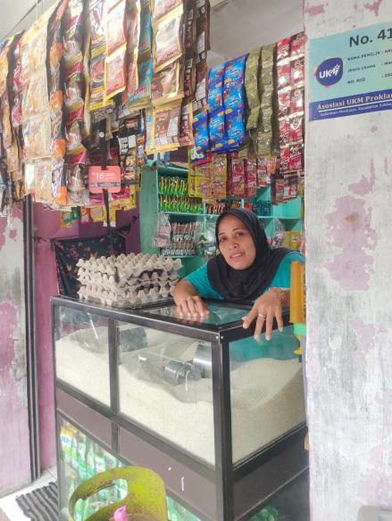 Langkah Kecil Berdampak Besar: Ibu Dewi, Kartini Masa Kini yang Menebar Manfaat untuk Lingkungan