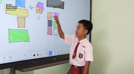 Guru di Bogor Beberkan Manfaat Papan Digital Interaktif: Murid Lebih Semangat dan Tak Bolos Sekolah (FOTO:Dok Ist)
