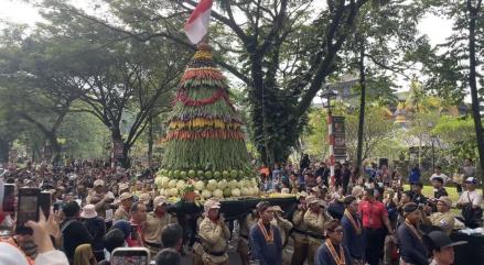 HUT Taman Mini ke-51, Pengunjung Antusias Ramaikan Arakan Gunungan Hasil Bumi. (Foto: MNC Media)