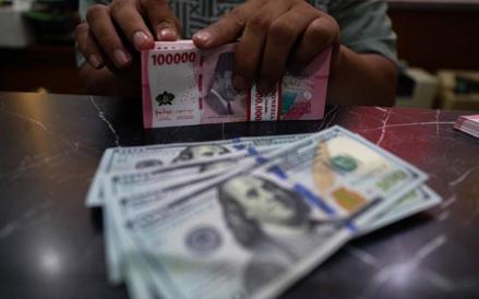 Nilai tukar rupiah ditutup menguat pada Senin (27/4/2026), naik 18 poin atau sekitar 0,10 persen ke level Rp17.211 per dolar AS. (Foto: iNews Media Group)