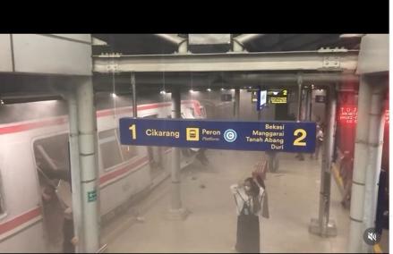 KRL Ditabrak Kereta Argo Bromo di Stasiun Bekasi Timur. (Foto: Instagram limantoro.27)