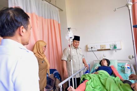 Momen Prabowo Menjenguk Korban Kecelakaan KAI di RSUD Bekasi (FOTO:Dok BPMI Setpres)