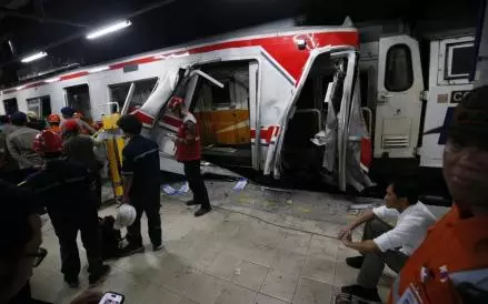 Korban KA Argo Bromo Tabrak KRL di Bekasi Timur Bertambah: Tujuh Meninggal, 81 Orang Terluka (Foto: Aldhi Chandra Setiawan/iNews Media Group)