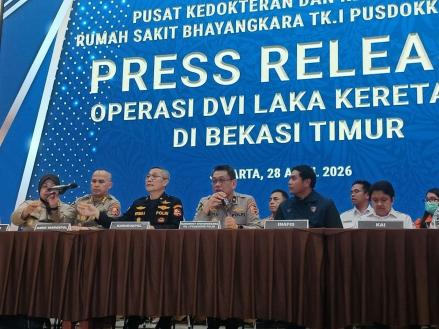 Tim Dokkes RS Polri Kramat Jati Identifikasi 10 Jenazah Korban Kecelakaan KRL. (Foto: iNews Media Group)