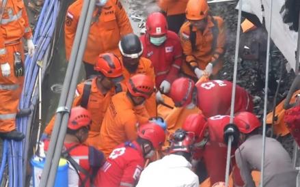 Petugas Evakuasi Empat Kantong Jenazah dari Gerbong KRL yang Ditabrak KA Argo Bromo