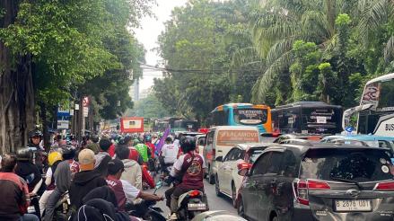 Lalu Lintas Menuju Monas Macet Parah, Dipadati Puluhan Bus dan Rombongan Motor. (Foto: iNews Media Group)