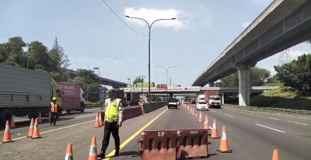 Contraflow di Tol Japek Diperpanjang, Arah Cikampek Mulai dari KM 47 Sampai KM 65. (Foto: Inews Media Group)