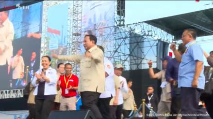 Momen Prabowo Joget Bersama Buruh saat Tipe-X Bawakan Lagu “Kamu Nggak Sendiri”. (Foto: Anggie/iNews Media Group)
