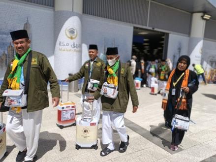 Petugas Bagasi Kawal Perjalanan Koper Jamaah Haji (FOTO:Dok Kemenhaj)