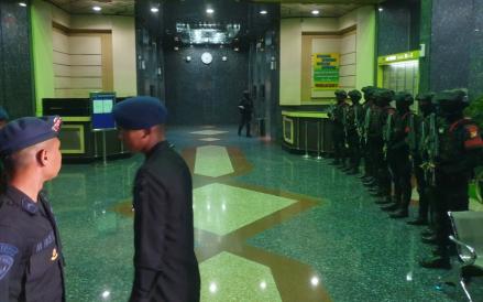 Ratusan WNA Sindikat Judi Online Internasional Dipindahkan ke Imigrasi, Dikawal Brimob Bersenjata