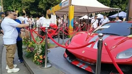 Barang Lelang Kejagung Mulai dari Ferrari, Harley, hingga Lukisan Emas Mejeng di CFD. (Foto Nur Khabibi/IMG)