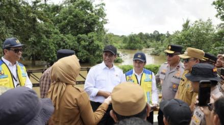 Pulihkan Dampak Banjir Sultra, Mentan Salurkan Bantuan Rp10 Miliar