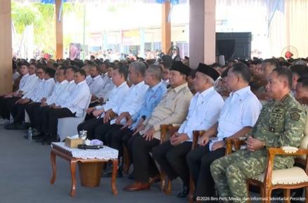 Prabowo Boyong Hampir Seluruh Menteri Saat Resmikan Kopdes Merah Putih. (Foto: Youtube Sekretariat Presiden)