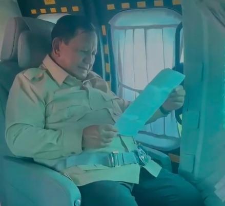 Prabowo Terima Surat dari Anak Kelas 5 SD: Terima Kasih Bapak atas MBG, Saya Senang. (Foto: Setpres)