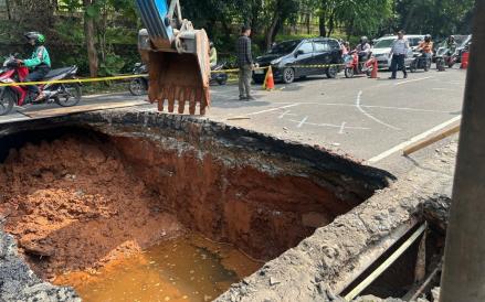 Ini Penyebab Jalan Raya Lenteng Agung Ambles Sedalam 3 Meter